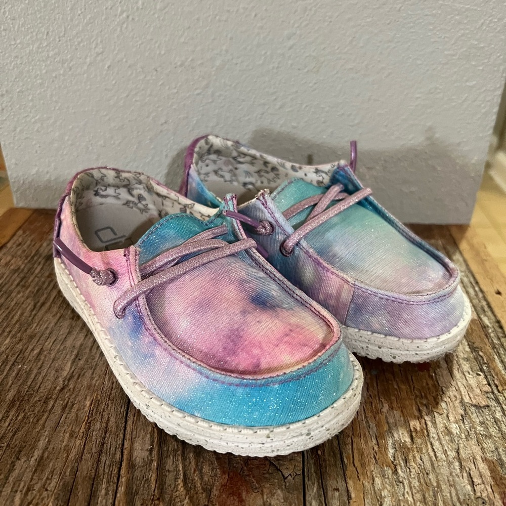 Toddler hey dude “Wendy” in unicorn dreamer.